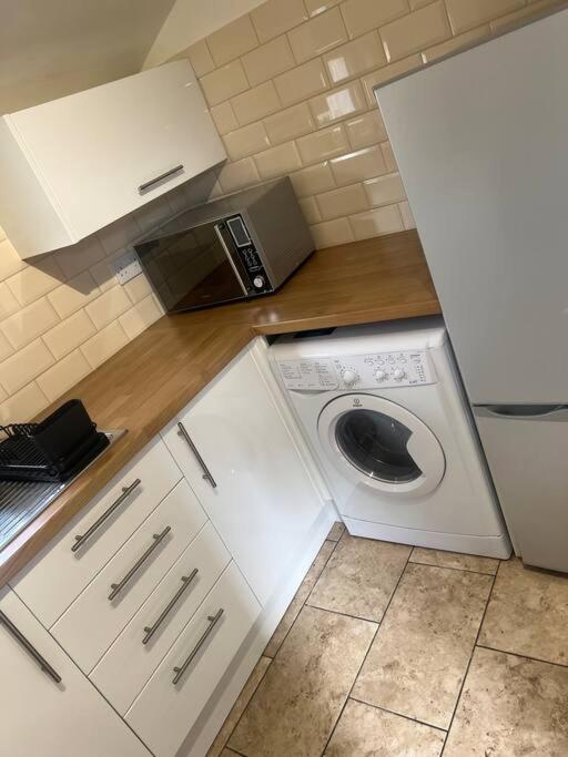 Appartamento Large Modern Studio Flat Londra Esterno foto