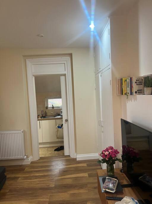 Appartamento Large Modern Studio Flat Londra Esterno foto